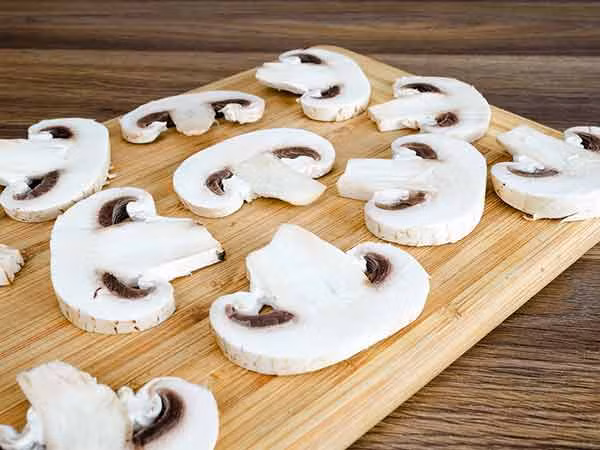 Nấm chế biến. Các chuyên gia cho biết việc cho axit citric vào nấm giúp bảo quản nấm tươi ngon tới 1 năm. Một số người sản xuất đã sử dụng loại hóa chất này để thay cho chất bảo quản không độc hại khác nhằm làm giảm giá thành sản phẩm. Các chuyên gia y tế cho biết axit citric công nghiệp này có hại cho hệ thần kinh của con người vì nó có thể gây dị ứng và gây ung thư.