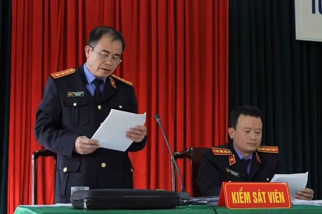 Đại diện VKS đọc bản luận tội các bị cáo. Ảnh: Thắng Quang.