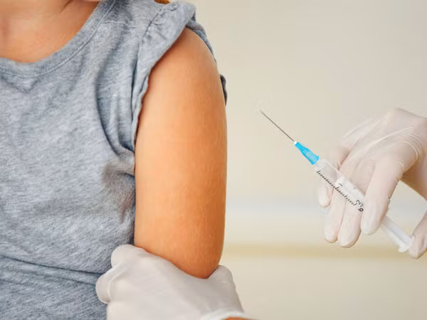 Lưu ý khi sử dụng kim tiêm. Sử dụng chung kim tiêm cũng là một trong những con đường lây nhiễm HIV phổ biến. Hãy chắc chắn bạn dùng kim tiêm mới và dùng 1 lần trong bất kỳ trường hợp nào.