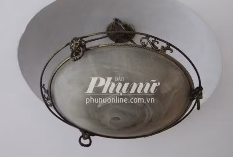 Đèn trần được làm rất công phu.