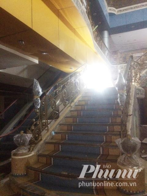 Cầu thang chính trong thương xá đang được các kỹ sư thực hiện kế hoạch bảo tồn.