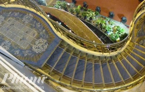 Cầu thang chính khảm gạch mosaic.