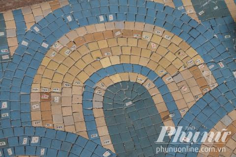 Nền gạch được lát một cách khá công phu với nhiều màu sắc.