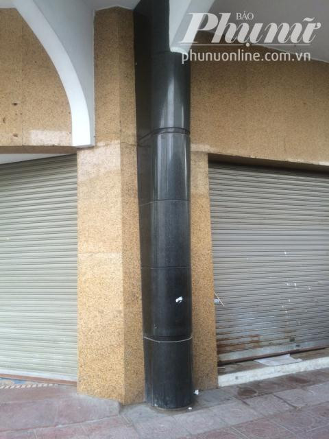 Các cột đá đen bên ngoài Thương xá Tax