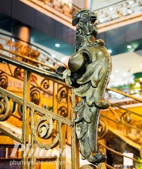 Biểu tượng con gà trống ở đầu tay vịn lên cầu thang.