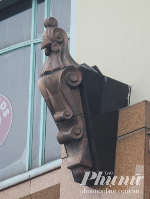 Biểu tượng con gà trống là nét đặc trưng riêng của trung tâm cổ nhất Sài Gòn này.