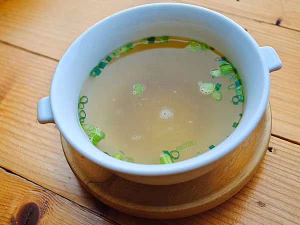 Nhấm nháp 1 tách trà tỏi mỗi ngày có thể giúp cơ thể chống lại cảm lạnh và các bệnh tật mùa đông khác. Bạn cũng có thể cho thêm mật ong, gừng vào trà để tăng cường hương vị. Loại trà này giúp tăng cường hệ miễn dịch và làm tăng nhiệt độ cơ thể nhanh chóng.