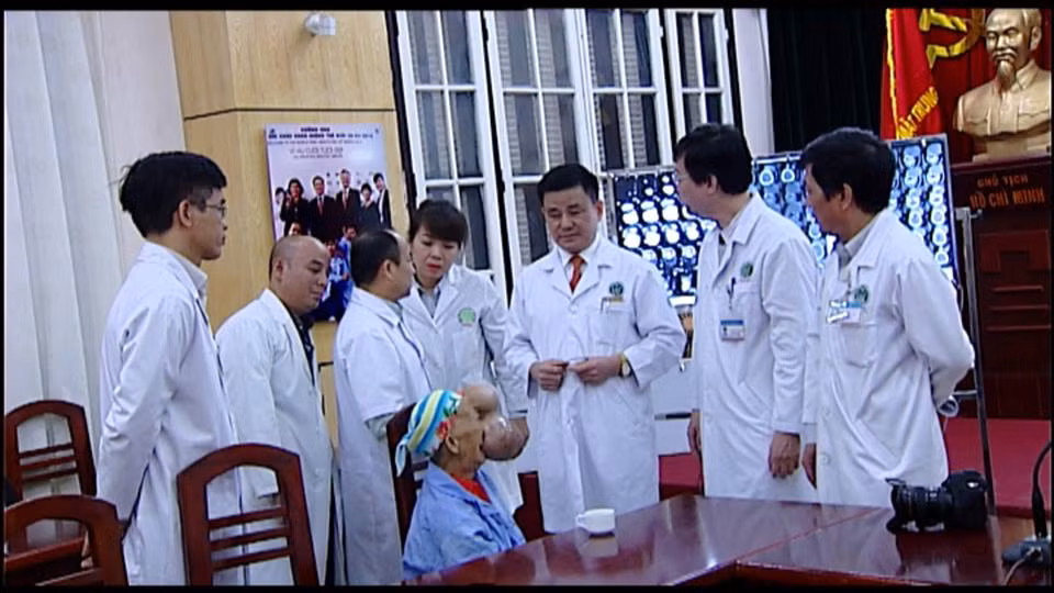 Do khối u liên quan đến sọ não nên Viện Răng Hàm Mặt TW đã mời các chuyên gia về sọ não của Bệnh viện Việt Đức sang hội chẩn trước khi tiến hành phẫu thuật cho người bệnh. PGS-TS Trịnh Đình Hải cũng cho biết, dự kiến bệnh nhân sẽ được phẫu thuật cắt bỏ khối u ở mặt, đồng thời sẽ tiến hành ghép xương vi phẫu, ghép phần mềm vi phẫu để tạo hình lại gương mặt. Nếu phát hiện có thoát vị phải đóng kín xương hộp sọ để bệnh không tái phát.