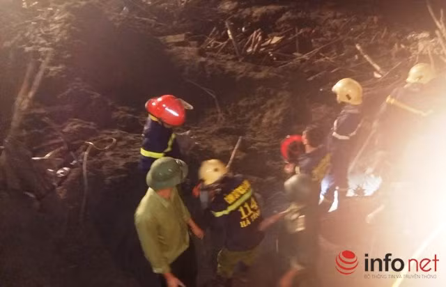 Bới móc từng mớ cát, kéo từng cây thép để đưa nạn nhân ra khỏi đống đổ nát dày đặc