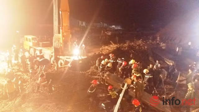 Dù trời về đêm nhưng hàng trăm chiến sĩ vẫn không ngừng nghỉ để cứu người, dọn sạch hiện trường