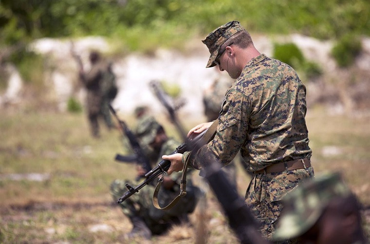 Một khi đã xảy ra tình trạng kẹt đạn thì việc ấn vào "foward assist" cũng chỉ giúp súng bắn thêm một viên đạn nữa và đâu lại vào đó. Bộ phận "foward assist" là một cải tiến mang tính chắp vá bởi gốc rễ của tình trạng hay kẹt đạn của M16 nằm ở cơ cấu trích khí và bộ phận đẩy về.