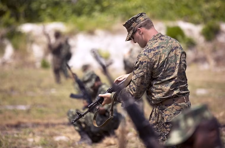 Một khi đã xảy ra tình trạng kẹt đạn thì việc ấn vào "foward assist" cũng chỉ giúp súng bắn thêm một viên đạn nữa và đâu lại vào đó. Bộ phận "foward assist" là một cải tiến mang tính chắp vá bởi gốc rễ của tình trạng hay kẹt đạn của M16 nằm ở cơ cấu trích khí và bộ phận đẩy về.