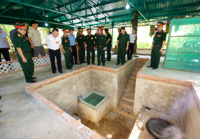 Thực hiện Nghị quyết 28-NQ/TW của Bộ Chính trị (khóa X) ngày 22/9/2008, về “tiếp tục xây dựng các tỉnh, thành phố trực thuộc Trung ương thành khu vực phòng thủ vững chắc trong tình hình mới”, trong thời gian qua, Quân khu 7 đã xây dựng tiềm lực hậu cần, tiềm lực kinh tế khu vực phòng thủ ngày càng vững chắc. Ảnh: Các đại biểu tham quan Bếp Hoàng Cầm (tỉnh Tây Ninh).