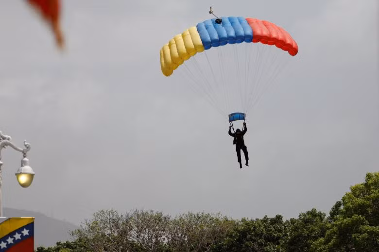 Lính nhảy dù của Venezuela tham dự cuộc diễu binh.