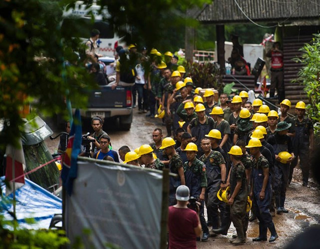 Nhân viên cứu hộ được điều động rất đông tới hiện trường. Ai cũng trong tâm thế sẵn sàng. Ảnh: AFP/ Getty.