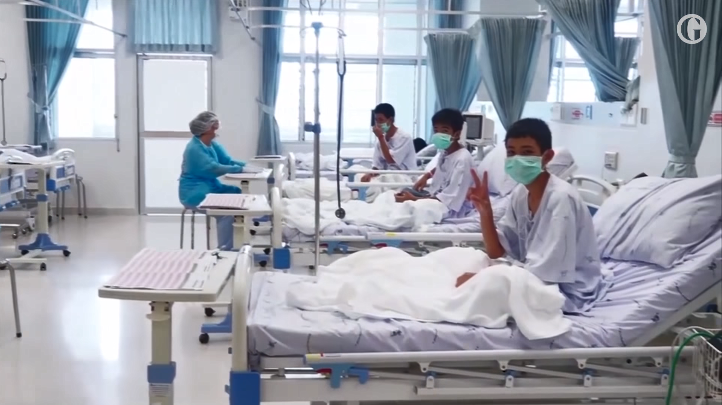 Trong một số ảnh, các cầu thủ nhí mặc áo choàng bệnh viện và đeo khẩu trang. Một em còn ra dấu hiệu chiến thắng trước ống kính. Ảnh: The Guardian.