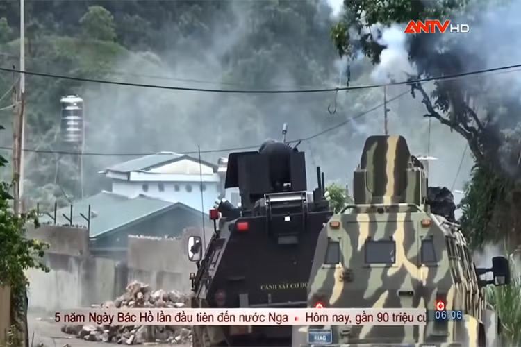 Hình ảnh xe bọc thép xe bọc thép Guardian phối hợp cùng xe bọc thép Shinjeong S5 cũng của Bộ Công an tấn công vào hang ổ của hai trùm ma túy tại Lóng Luông. Nguồn ảnh: ANTV.