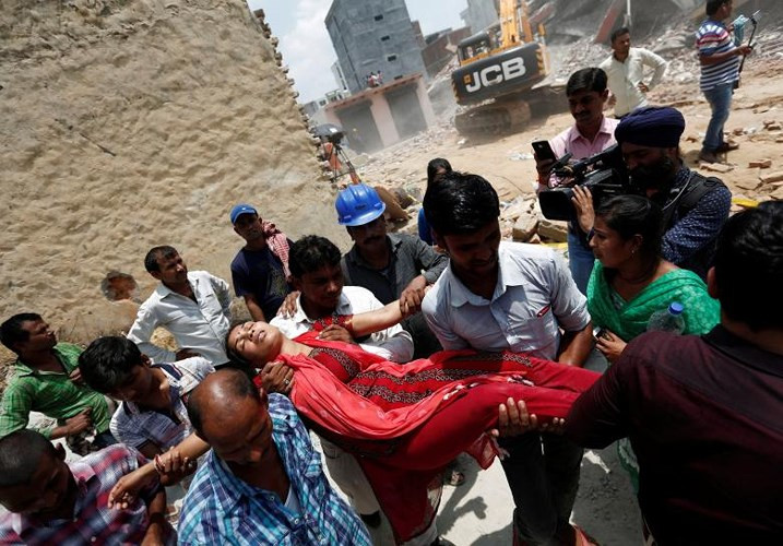 Nơi đây có nhiều tòa nhà chung cư và thương mại, nhiều tòa nhà còn đang xây dở do thiếu tiền hoặc vi phạm trật tự xây dựng. Ảnh một nạn nhân được giải cứu thành công: Reuters.