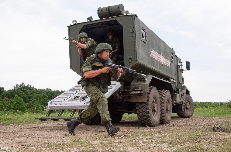 Về khả năng chở quân Typhoon-U có thể mang theo tối 16 binh sĩ cùng đầy đủ trang bị cùng với đó là kíp chiến đấu gồm ba người. Nguồn ảnh: Pinterest.