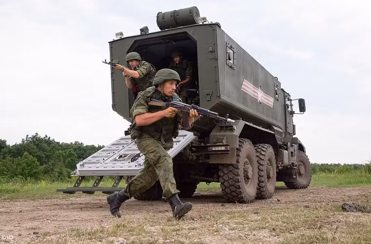Về khả năng chở quân Typhoon-U có thể mang theo tối 16 binh sĩ cùng đầy đủ trang bị cùng với đó là kíp chiến đấu gồm ba người. Nguồn ảnh: Pinterest.