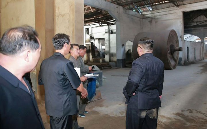 Khác với hình ảnh chỉnh tề và oai nghiêm khi gặp với các nhà lãnh đạo thế giới, truyền thông nhà nước Triều Tiên bất ngờ đăng những hình ảnh ông Kim Jong-un mặc quần lấm bụi khi thăm đặc khu kinh tế gần biên giới Trung – Triều.