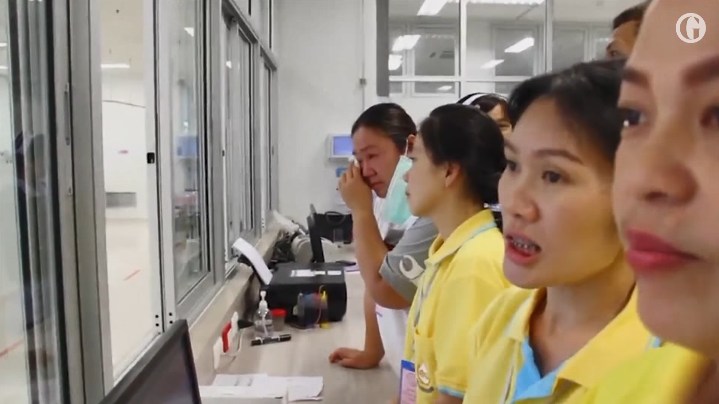 Thân nhân các em xúc động theo dõi qua cửa kính. Ảnh: The Guardian.