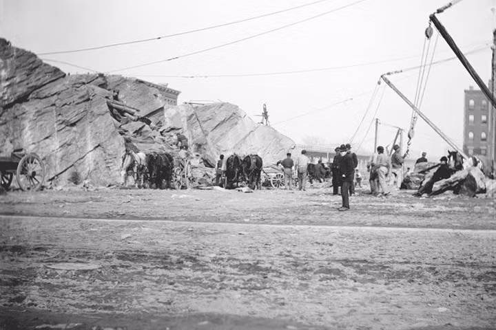 Những chỗ nào khó đào xới bằng cuốc xẻng, người ta sẽ xử lý bằng thuốc nổ.