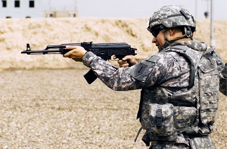 Dù kết quả trong cuộc tái đấu hòa bình này không được công bố chi tiết nhưng lợi thế đã thuộc về khẩu AK-47. Trong lịch sử quân sự thế giới, AK-47 và các phiên bản của nó, cùng với AR-15 và bản cải tiến M16 luôn luôn tranh nhau ngôi vị số một trong các loại vũ khí cá nhân.