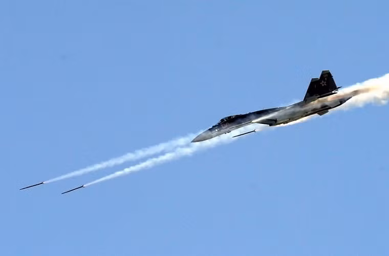 Khó khăn là vậy thế nhưng nhu cầu về Su-35 trong Không quân Nga cũng không thực sự quá lớn khi vai trò xương sống của lực lượng gần như thuộc về “người tiền nhiệm” Sukhoi Su-30SM với biên chế đã đạt tới con số 100 chiếc. Do đó có thể hiểu được gì sao Nga ưu tiên sản xuất Su-35 trước cho Trung Quốc. Nguồn ảnh: kramola.info.