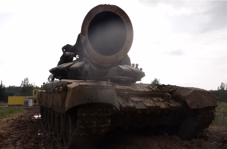 Trong Tank Biathlon có nhiều nội dung tranh tài khác nhau như chạy đua trên địa hình phức tạp, vượt chướng ngại vật, bắn pháo, đòi hỏi tổ lái phải thuần thục kỹ năng điều khiển cũng như sử dụng vũ khí trang bị trên xe. Sau ba vòng thi, đội tuyển vào về đích với thời gian thực hiện các vòng thi ngắn nhất sẽ trở thành đội dành chiến thắng. Nguồn ảnh: Marinir.otvaga2004.