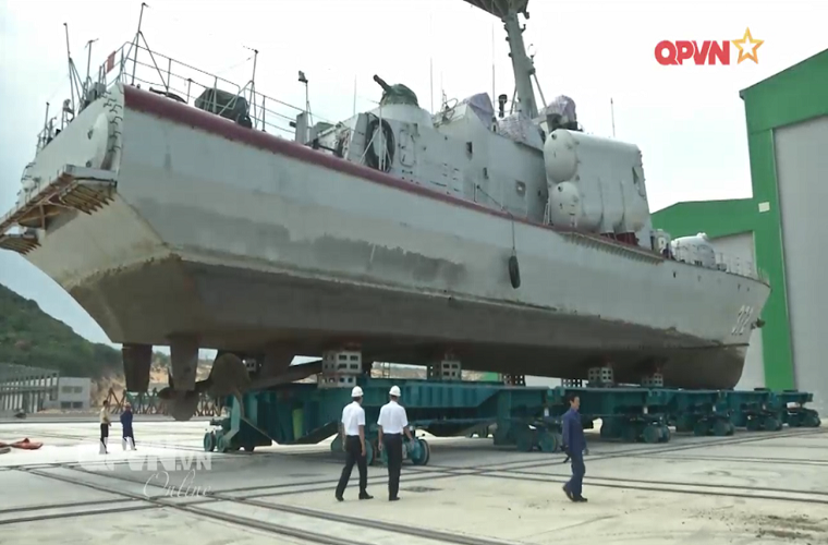 Tàu tên lửa tấn công nhanh lớp Tarantul I của Quân chủng Hải quân sửa chữa tại Nhà máy X52. Nguồn ảnh: QPVN.