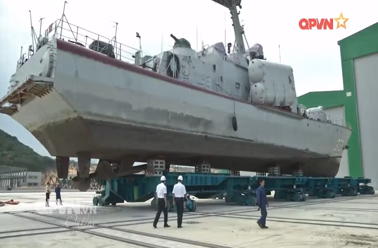 Tàu tên lửa tấn công nhanh lớp Tarantul I của Quân chủng Hải quân sửa chữa tại Nhà máy X52. Nguồn ảnh: QPVN.