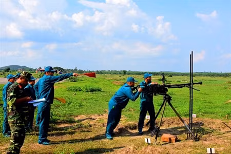 Ban giám khảo chấm điểm khẩu đội