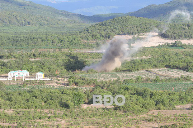 Tham gia diễn tập thực binh bắn đạn thật lần này có Tiểu đoàn bộ binh 2, Trung đội Cối 82, Trung đội ĐKZ82, Trung đội súng máy phòng không 12 ly 7 là các đơn vị dự bị động viên của Trung đoàn Bộ binh 739 (Bộ CHQS tỉnh). Ngoài ra còn có sự tham gia của một số đơn vị hỏa lực mạnh của Bộ CHQS tỉnh như Đại đội pháo binh 105, Đại đội Pháo Phòng không 37 và LLVT huyện Phù Cát… Tình huống giả định pháo binh địch tấn công Đồn Biên phòng Đề Gi (Phù Cát ). Ảnh: Lê Cường.