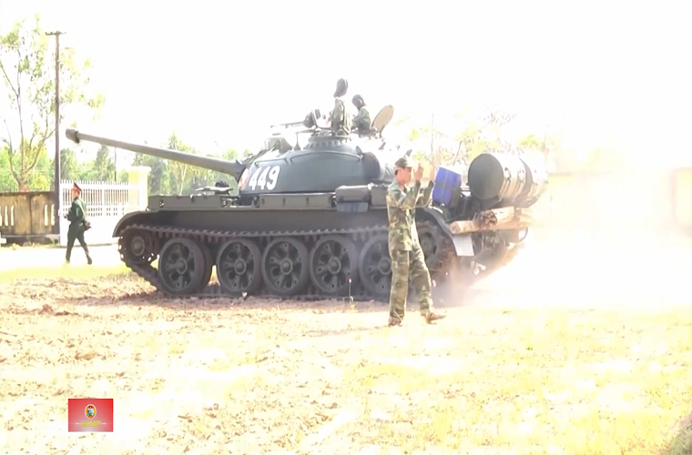 Tất nhiên đóng vai trò trên tuyến đầu trận địa vẫn là những chiếc T-54/55 với khả năng cơ động nhanh cùng hỏa lực mạnh, trong khi đó SU-100 nhiều khả năng sẽ đóng vai trò hỏa lực hỗ trợ tương tự như PT-76 vì một số hạn chế nhất định. Nguồn ảnh: Truyền hình khu 5.