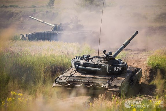 Xe tăng chiến đấu chủ lực T-72B1 leo lên sườn dốc tại thao trường Pogonovo tại vùng Voronezh.Nguồn: RIA