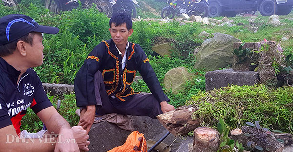 Nhiều loại lan rừng được du khách hỏi mua. Lan này chủ yếu mang từ rừng về sau đó người dân chăm sóc. Mỗi loại lan có giá khác nhau nhưng trung bình từ 120 nghìn đồng cho đến vài trăm nghìn một gốc lan đã phát triển tốt trên cây gỗ.