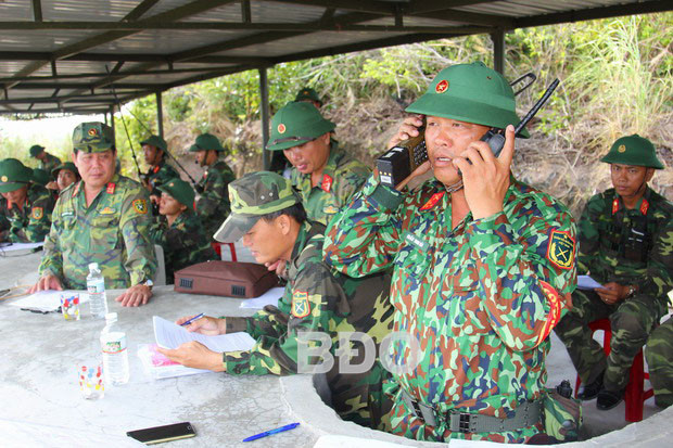 Buổi thực binh bắn đạn thật có đề mục: “LLVT tỉnh đánh địch đổ bộ đường biển, tiến công địch đổ bộ đường không” và được chia làm 3 giai đoạn: giai đoạn 1 LLVT tỉnh đánh địch bảo vệ khu vực biên giới biển; giai đoạn 2 Chỉ huy Trưởng Bộ CHQS tỉnh chỉ huy các lực lượng trong KVPT đánh địch đổ bộ đường biển, tiến công địch đổ bộ đường không; giai đoạn 3 kết thúc chiến đấu, khôi phục lại thế trận phòng thủ. Lực lượng Chỉ huy ra lệnh đánh địch bảo vệ khu vực biên giới biển của tỉnh. Ảnh: Lê Cường.