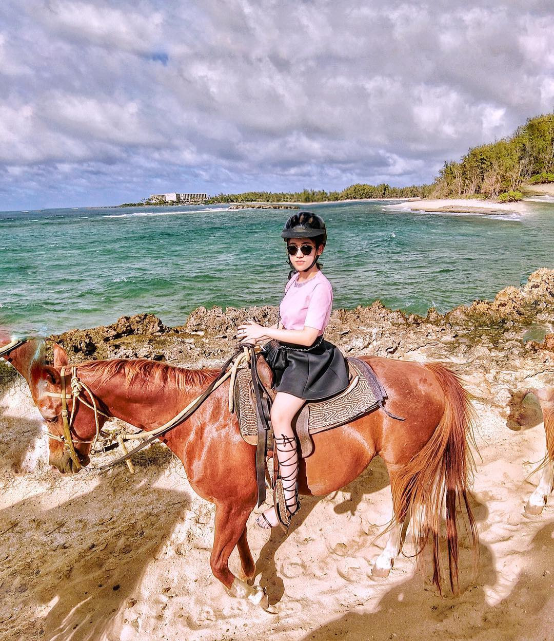 New York hay Hawaii cũng là điểm đến yêu thích của Trinh Hoàng. Không chỉ có những khách sạn với các loại đồ ăn đắt đỏ, các trải nghiệm như cưỡi ngựa ở Honolulu (Hawaii) cũng đem đến cho cô và du khách tới đây những kỷ niệm đáng nhớ trên miền hoang dại.