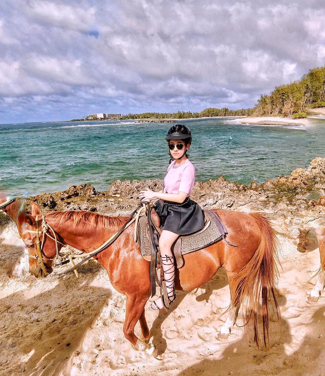 New York hay Hawaii cũng là điểm đến yêu thích của Trinh Hoàng. Không chỉ có những khách sạn với các loại đồ ăn đắt đỏ, các trải nghiệm như cưỡi ngựa ở Honolulu (Hawaii) cũng đem đến cho cô và du khách tới đây những kỷ niệm đáng nhớ trên miền hoang dại.