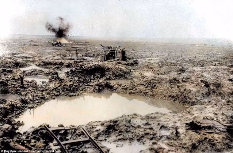 Trong Chiến tranh Thế giới thứ 1, hố pháo luôn là cơn ác mộng của xe tăng khi nó gần như không thể vượt qua được “chướng ngại” này thậm chí các bên còn lợi dụng nhược điểm này để bắt sống xe tăng của đối phương hoặc ít nhất là phá hủy chúng. Nguồn ảnh” Daily Mail.