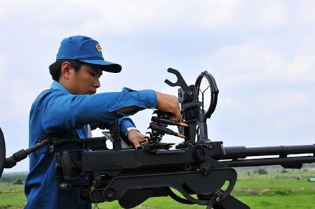 Với những đường đạn đạt độ chính xác cao, nhiều khẩu đội đã bắn trúng mục tiêu ngay từ những loạt đạn đầu tạo nên khí thế thi đua lập công với những thành tích cao. Ảnh: Lắp đạn chuẩn bị bắn.