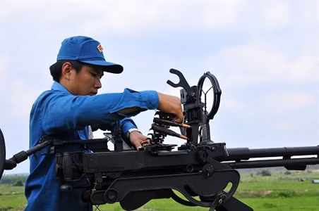 Với những đường đạn đạt độ chính xác cao, nhiều khẩu đội đã bắn trúng mục tiêu ngay từ những loạt đạn đầu tạo nên khí thế thi đua lập công với những thành tích cao. Ảnh: Lắp đạn chuẩn bị bắn.