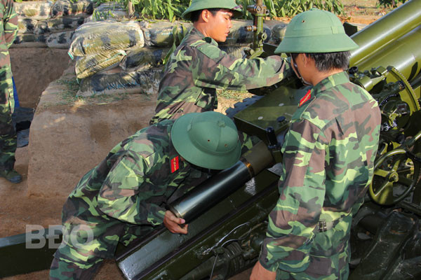 Đơn vị Pháo binh 105 lắp đạn vào nòng. Ảnh: Lê Cường.