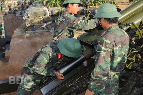 Đơn vị Pháo binh 105 lắp đạn vào nòng. Ảnh: Lê Cường.