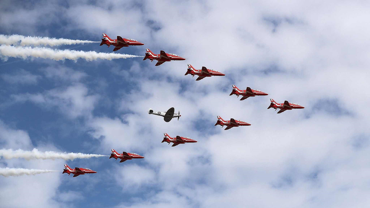 Đội máy bay nhào lộn Mũi tên Đỏ thuộc Không quân Hoàng gia Anh trình diễn trong lễ khai mạc Triển lãm Hàng không Quốc tế Farnborough hôm 16/7. Đây được xem là sự kiện hàng không vũ trụ lớn nhất trong năm. Ảnh: VCG.