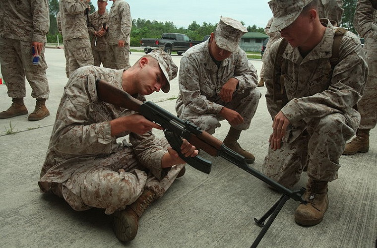 Mặc dù M16 sử dụng đạn nhỏ hơn nhưng lại không hề nhỏ gọn ngay cả khi so sánh với AK-47 sử dụng cỡ đạn lớn hơn. AK-47 có chiều dài tổng thể 870 mm, trong khi đó M16A1 có chiều dài 986 mm, M16A2 dài đến 1,06 m.