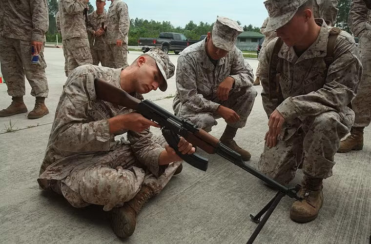 Mặc dù M16 sử dụng đạn nhỏ hơn nhưng lại không hề nhỏ gọn ngay cả khi so sánh với AK-47 sử dụng cỡ đạn lớn hơn. AK-47 có chiều dài tổng thể 870 mm, trong khi đó M16A1 có chiều dài 986 mm, M16A2 dài đến 1,06 m.