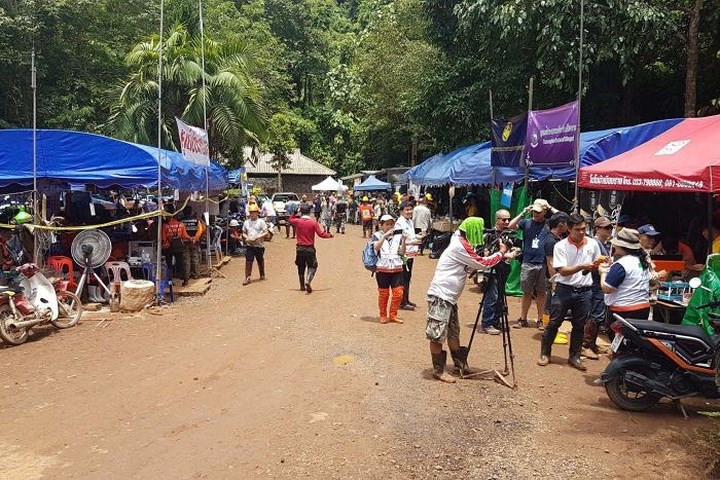 Hàng trăm tình nguyện viên tham gia dựng lều bạt tạm cho nhân viên cứu hộ. Ảnh: ABC.
