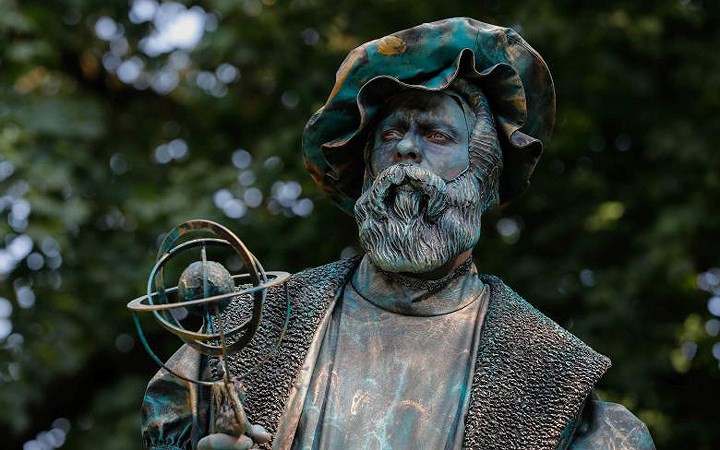 Trong số những “bức tượng” người nổi tiếng tham gia lễ hội còn có Leonard de Vinci.